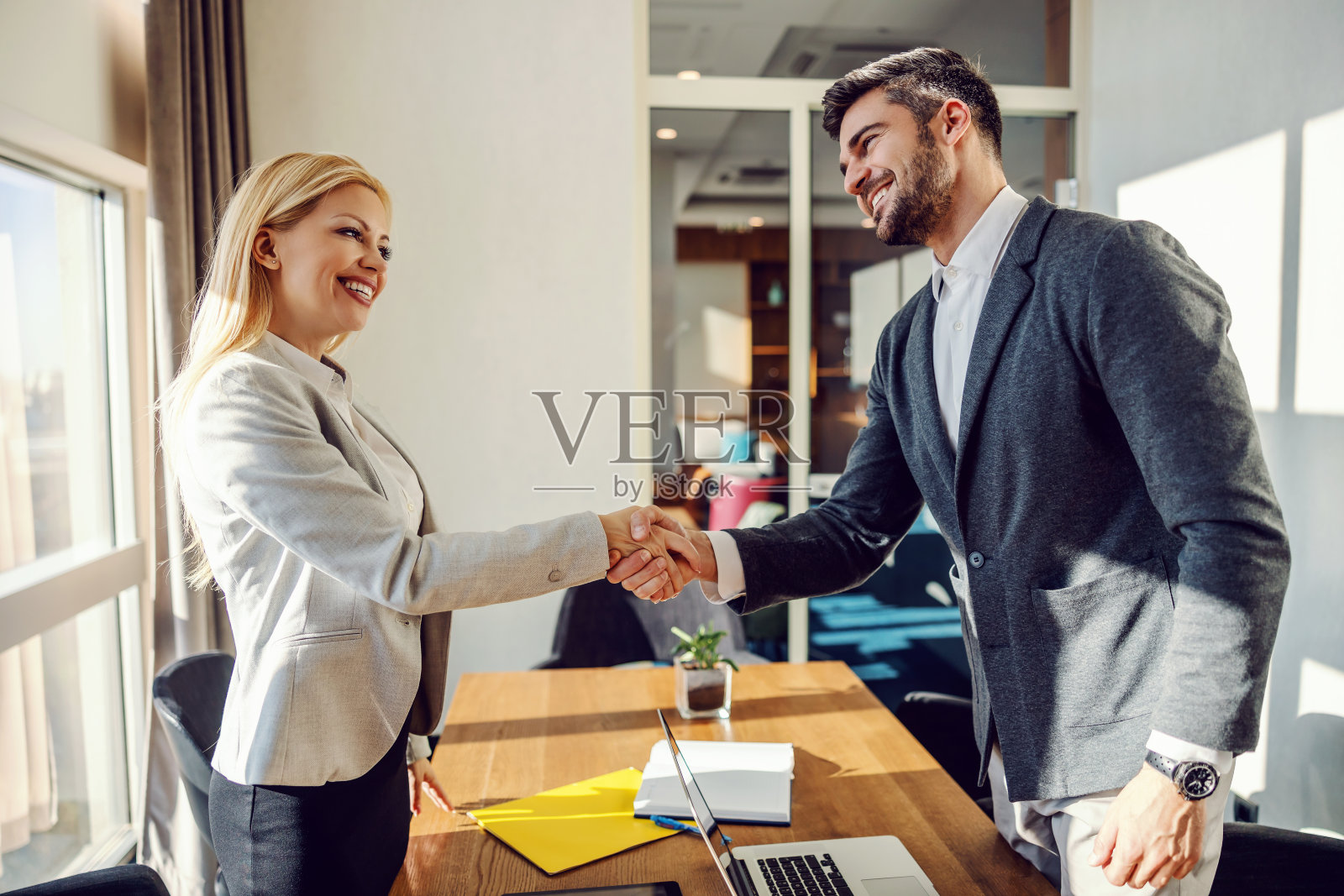 一对中年夫妇站在酒店前台办理入住手续。周末,旅游目的地照片摄影图片