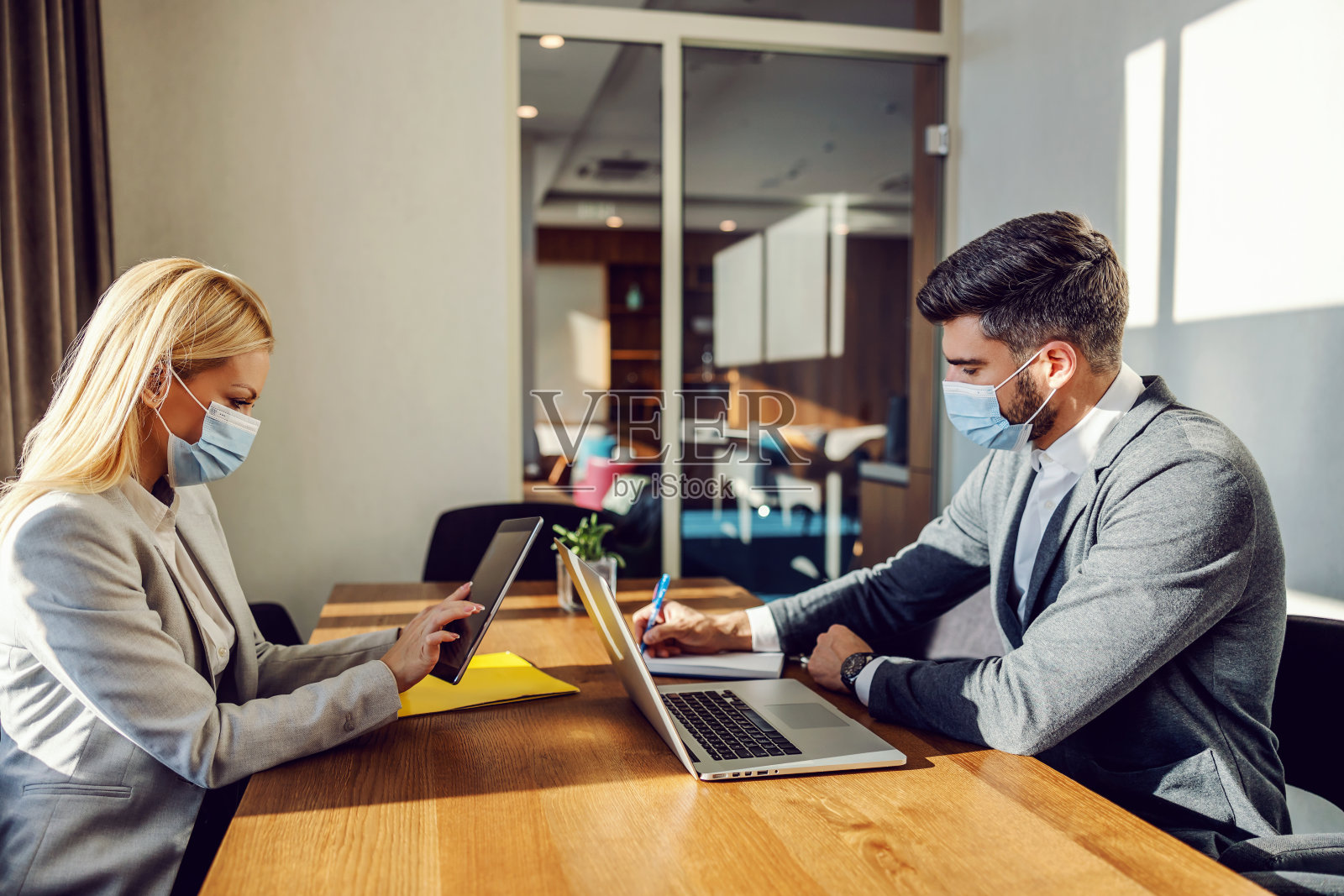 一对中年夫妇站在酒店前台办理入住手续。周末,旅游目的地照片摄影图片