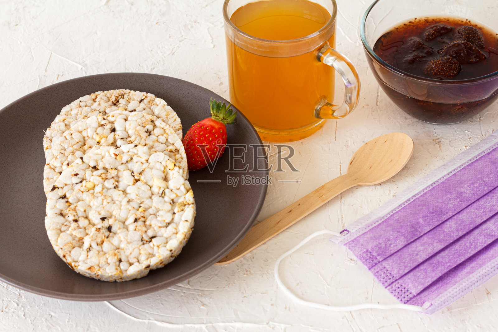 泡米糕和草莓放在盘子里，配着一杯茶照片摄影图片