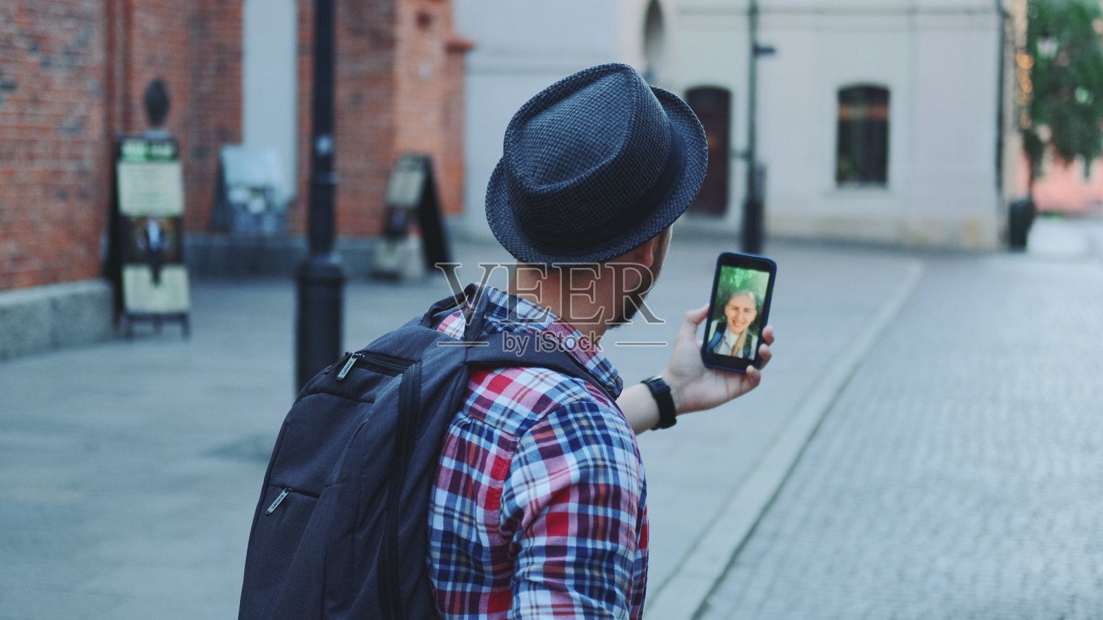 游客在智能手机上进行视频通话的后视图照片摄影图片