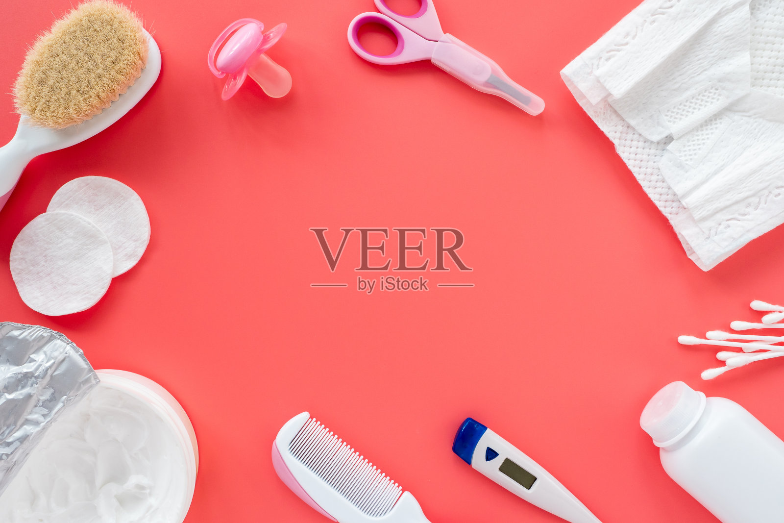 用于新生儿护理的婴儿产品和化妆品平面构图，俯视图，文本复制空间。婴儿卫生概念。明亮的婴儿背景照片摄影图片