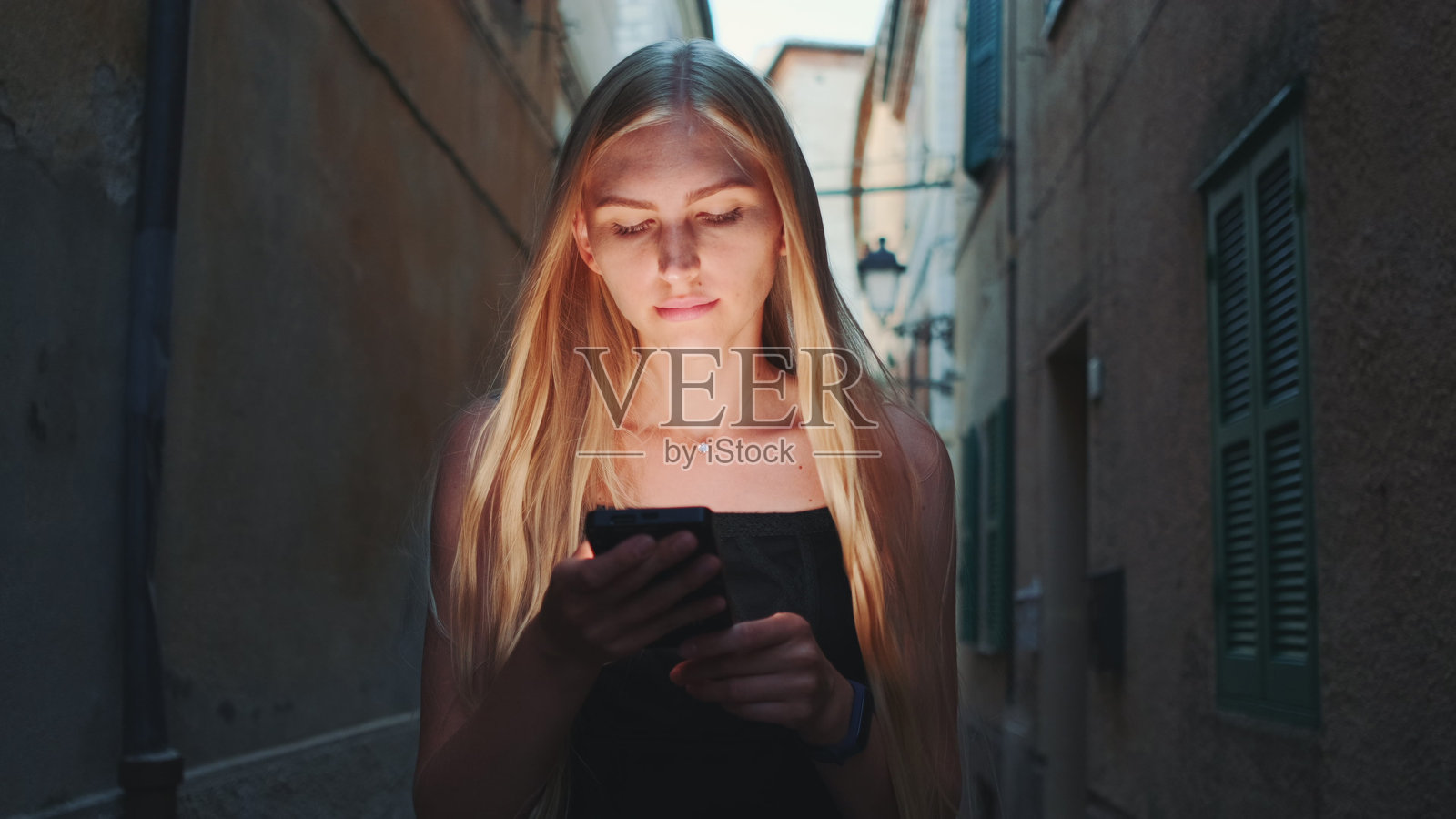 在智能手机上视频通话分享她的夏季旅行印象的女人照片摄影图片