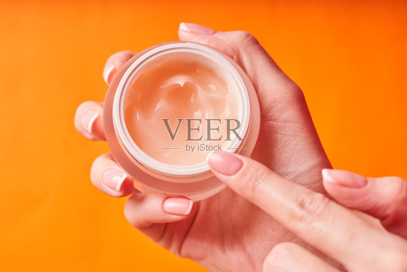 手里拿着一罐奶油的女孩，双手整洁漂亮照片摄影图片