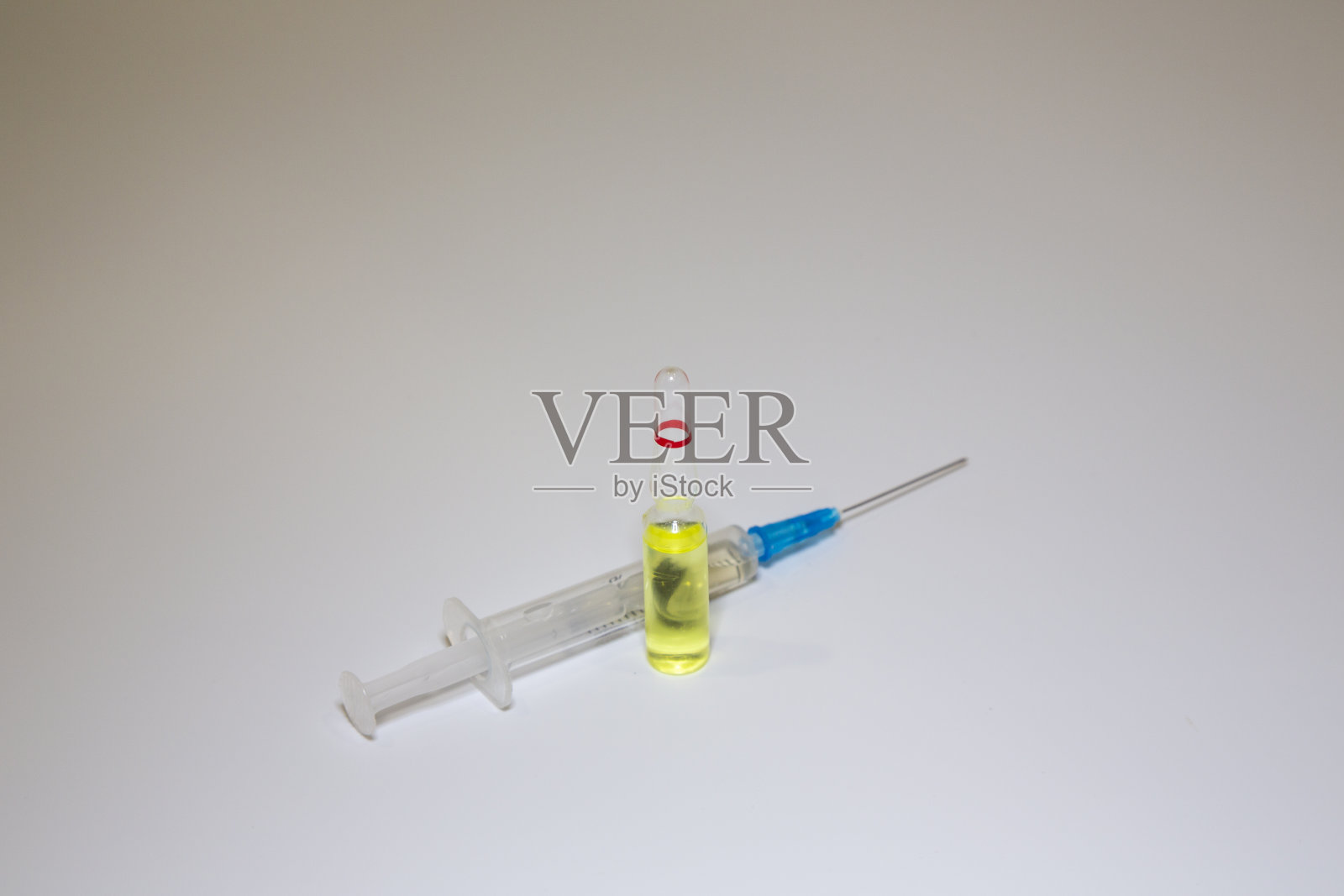 一个医用玻璃瓶安瓿和一个带针头的一次性医用注射器。医学概念展示了一个医学试管和对抗病毒的疫苗照片摄影图片