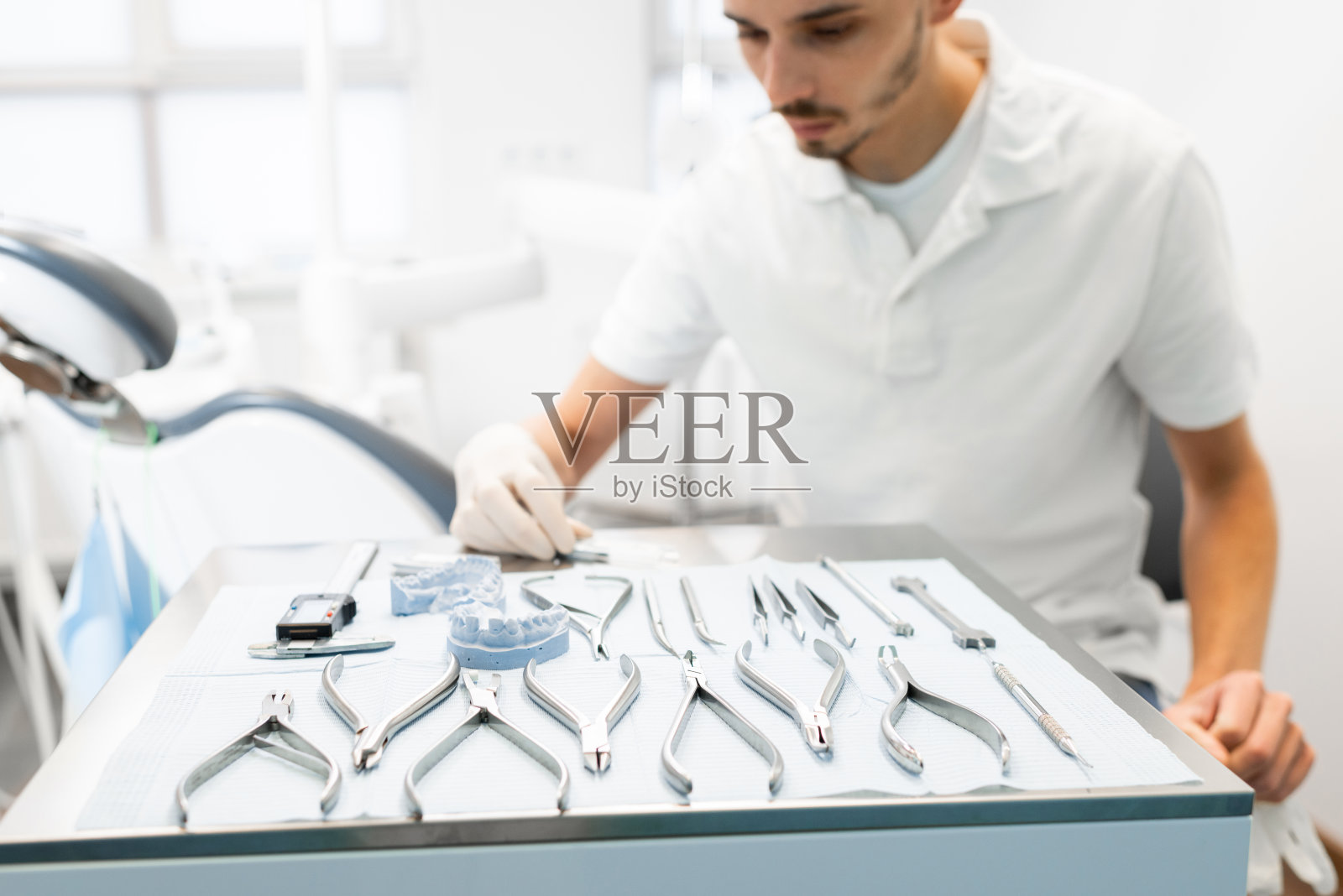 正牙医师应用支具系统与颌模型工作照片摄影图片