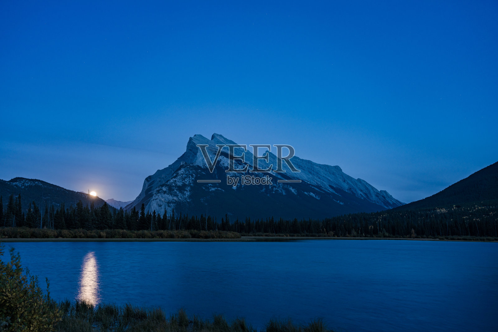 朱砂湖夏日夜晚的月亮升起。班夫国家公园，加拿大落基山脉。照片摄影图片