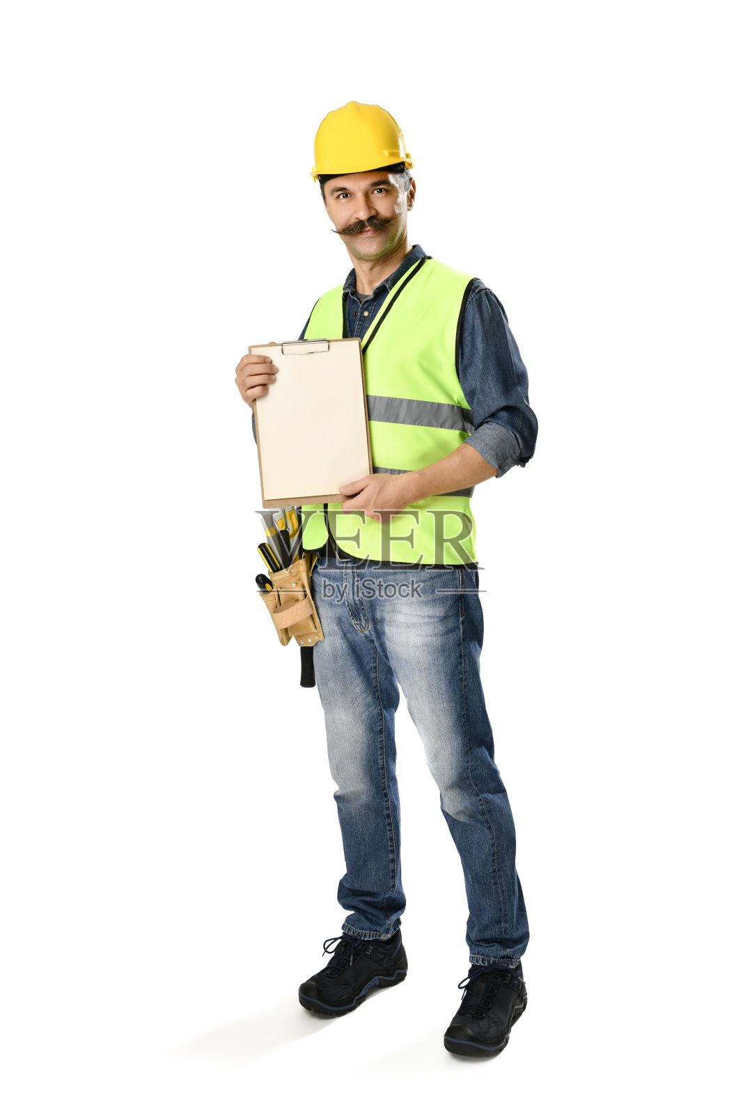 留着小胡子的建筑工人拿着剪贴板，孤立在白色背景上照片摄影图片