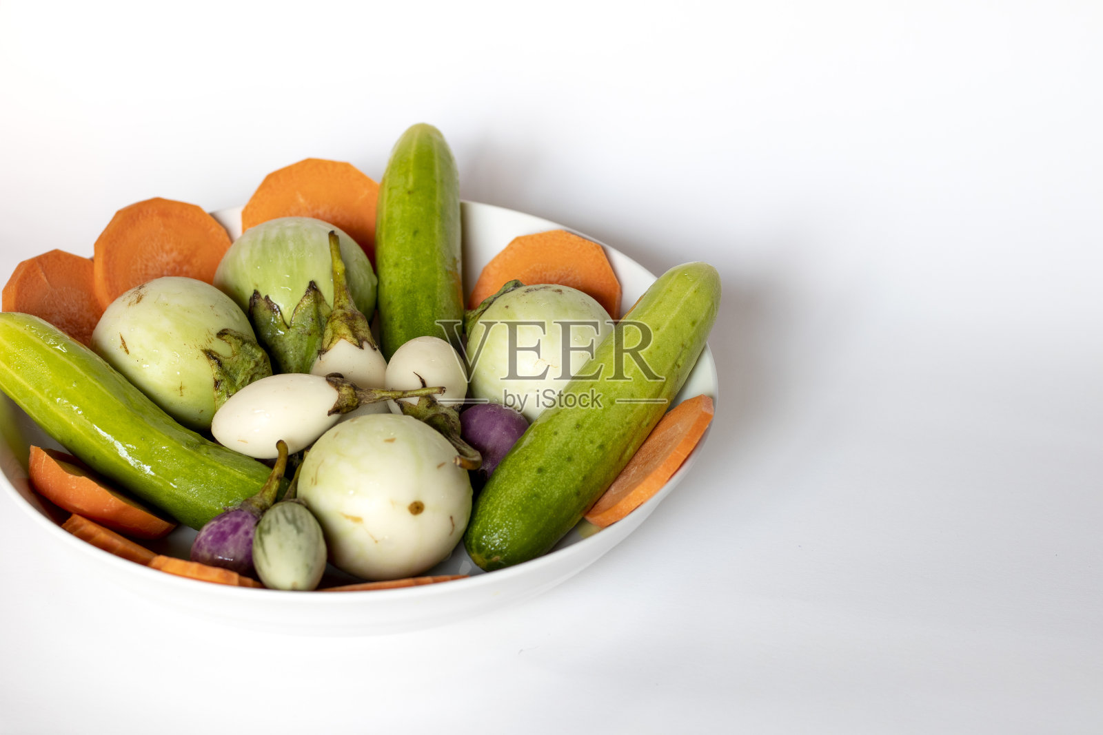 白色背景上的各种新鲜蔬菜照片摄影图片