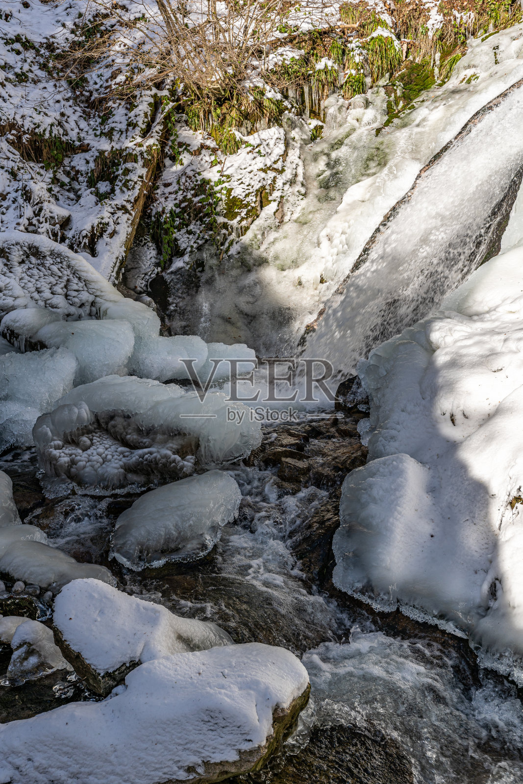 冬天有冰雪的瀑布照片摄影图片