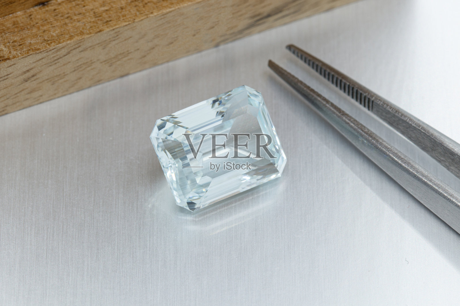 宏观矿物面石海蓝宝石与镊子在灰色背景照片摄影图片