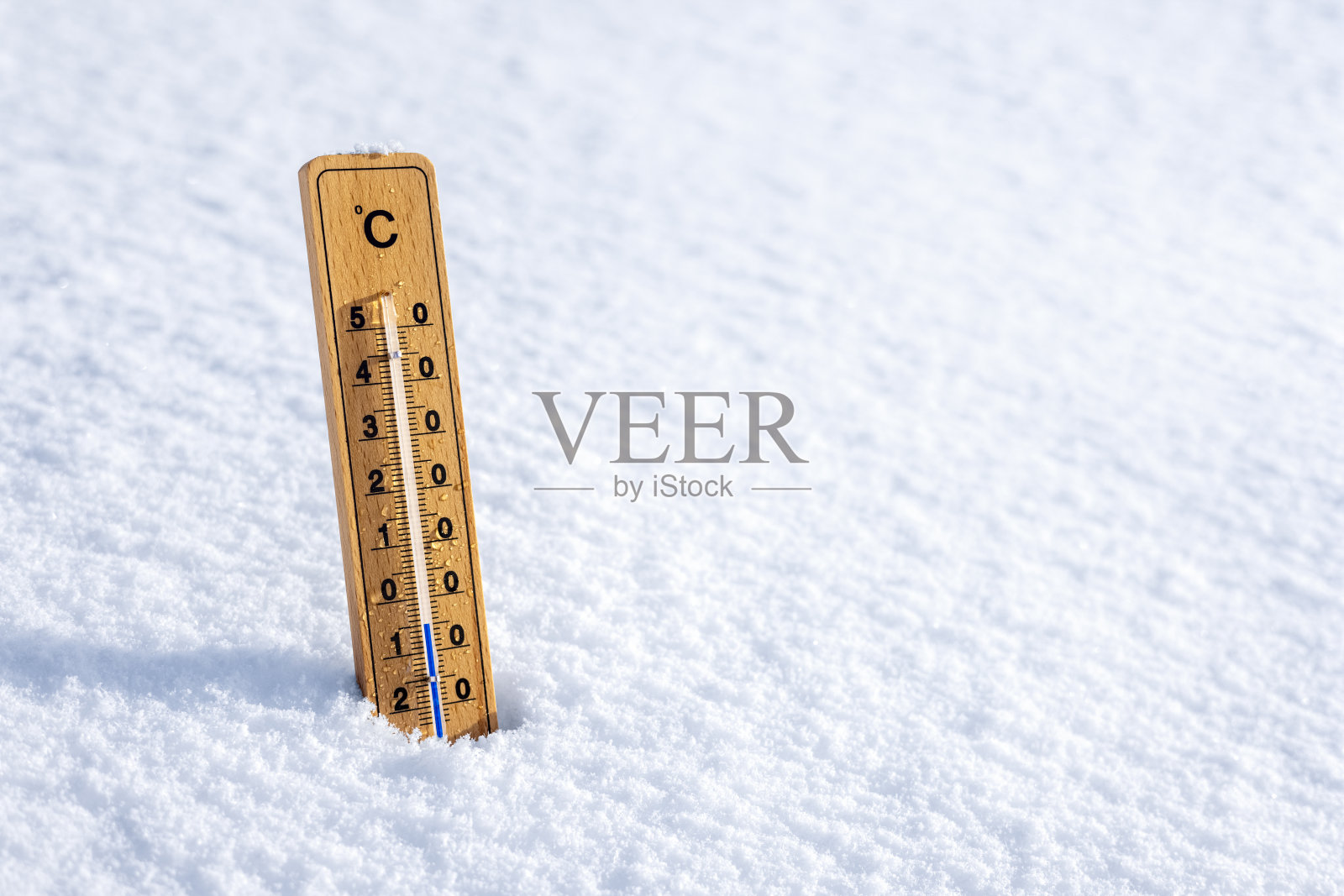 温度计在雪背景概念冬季和冻结温度照片摄影图片