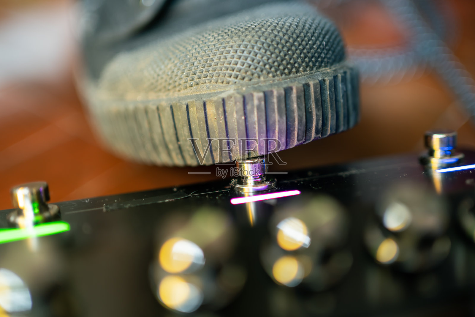 吉他手用脚推动吉他效果踏板按钮照片摄影图片