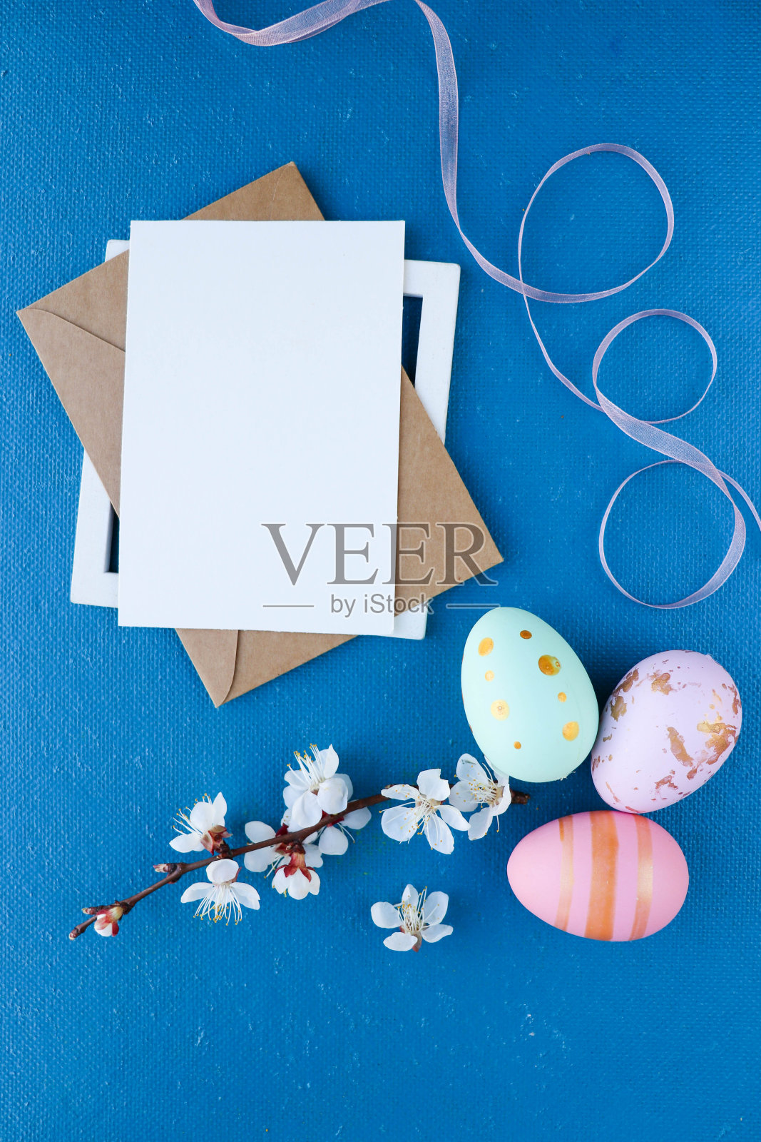 复活节卡片模型制作的复活节蛋，春天的花和空间的文字照片摄影图片