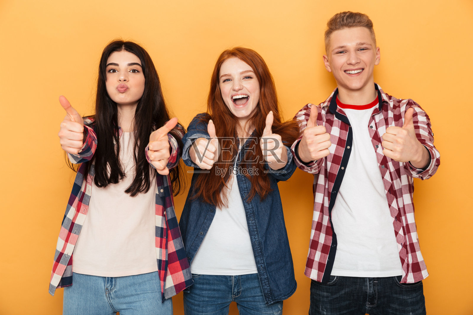 一群微笑的学校朋友竖起大拇指照片摄影图片