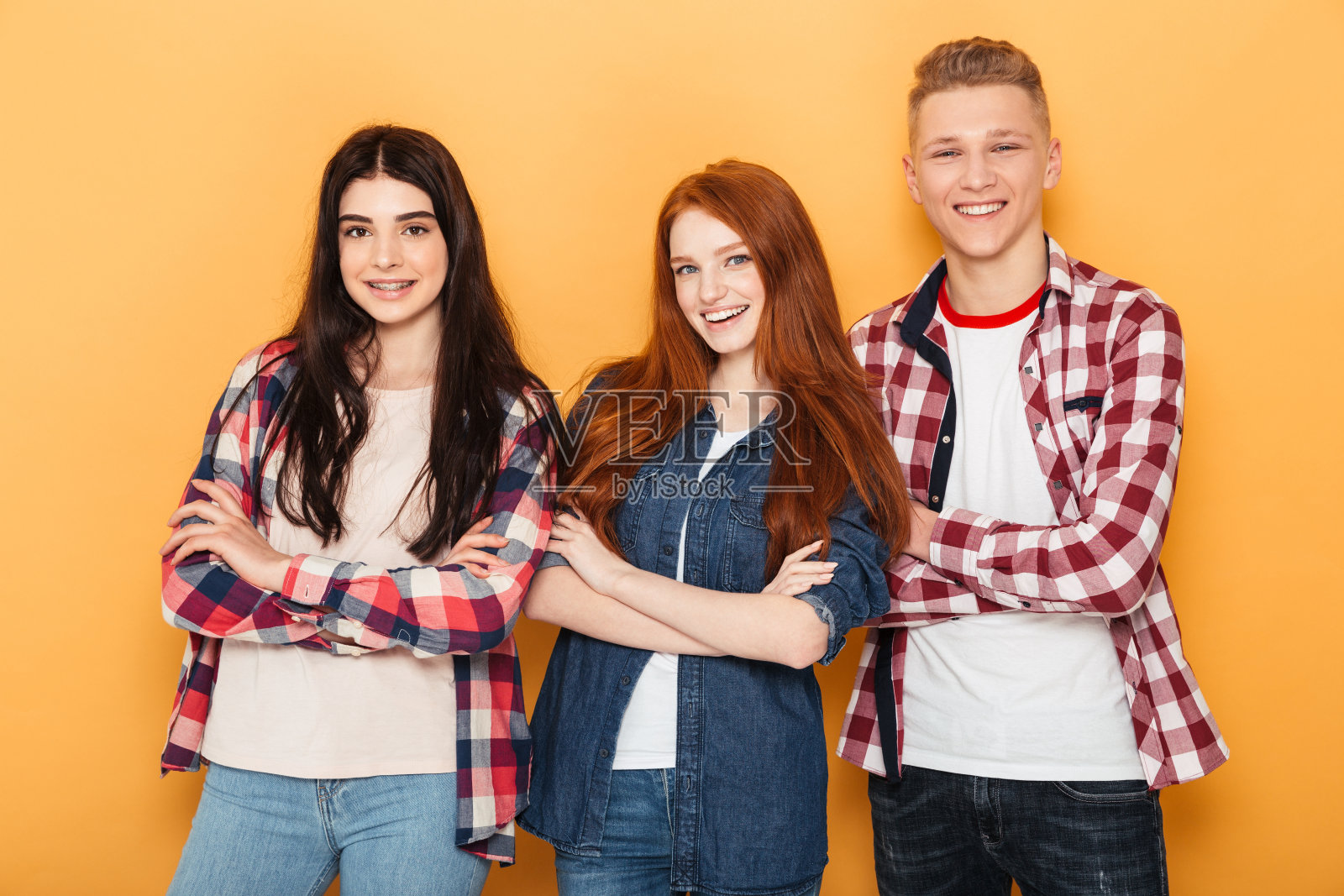 一群快乐的学校朋友站在一起照片摄影图片