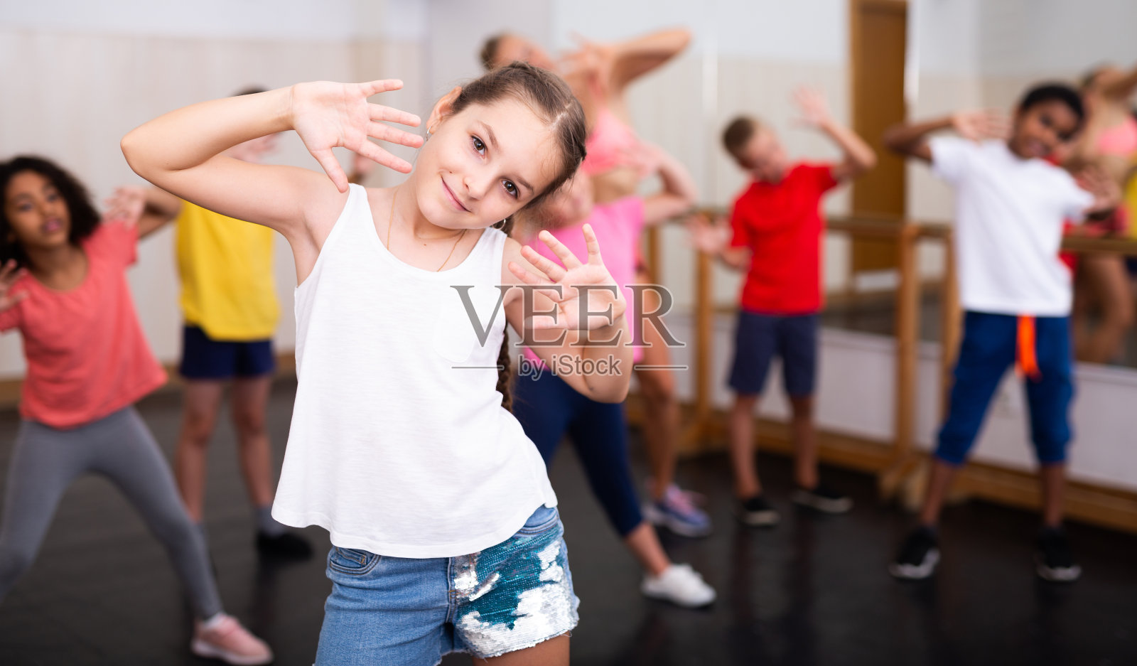 少女在小组课上训练强壮的舞蹈照片摄影图片