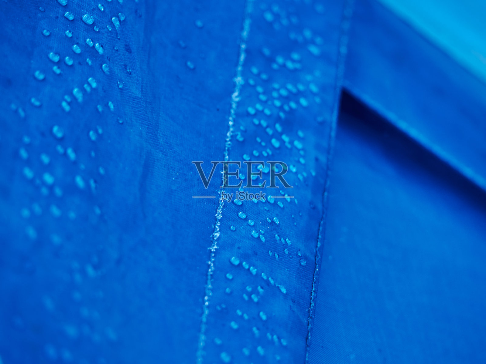 水滴在防水的纺织材料上照片摄影图片