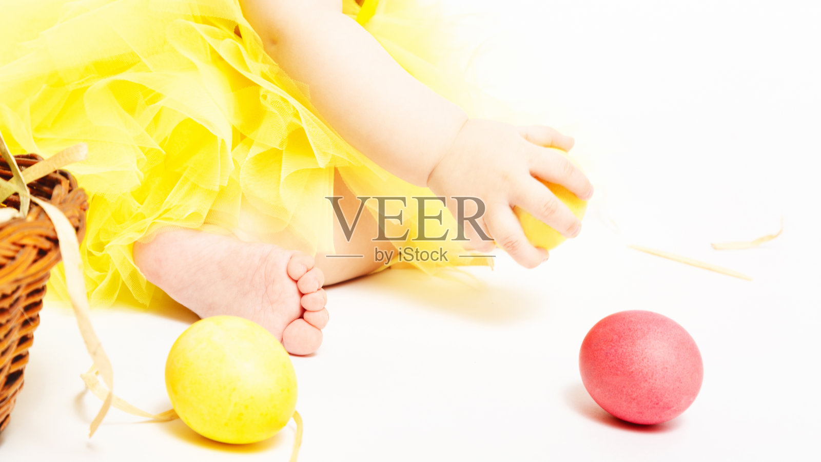 复活节彩蛋和宝宝照片摄影图片