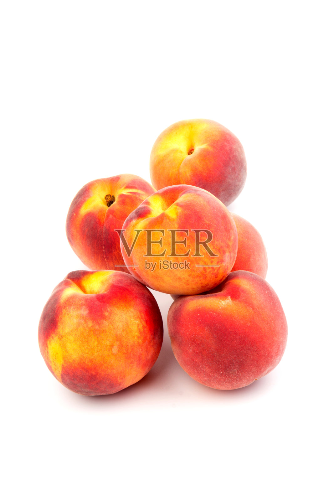 夏季水果的背景。白色背景上的成熟多汁的桃子。副本的空间。新鲜有机水果素食食品。收获的概念照片摄影图片