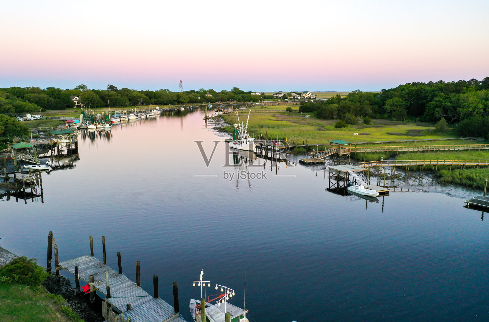 无人机飞过小溪照片摄影图片