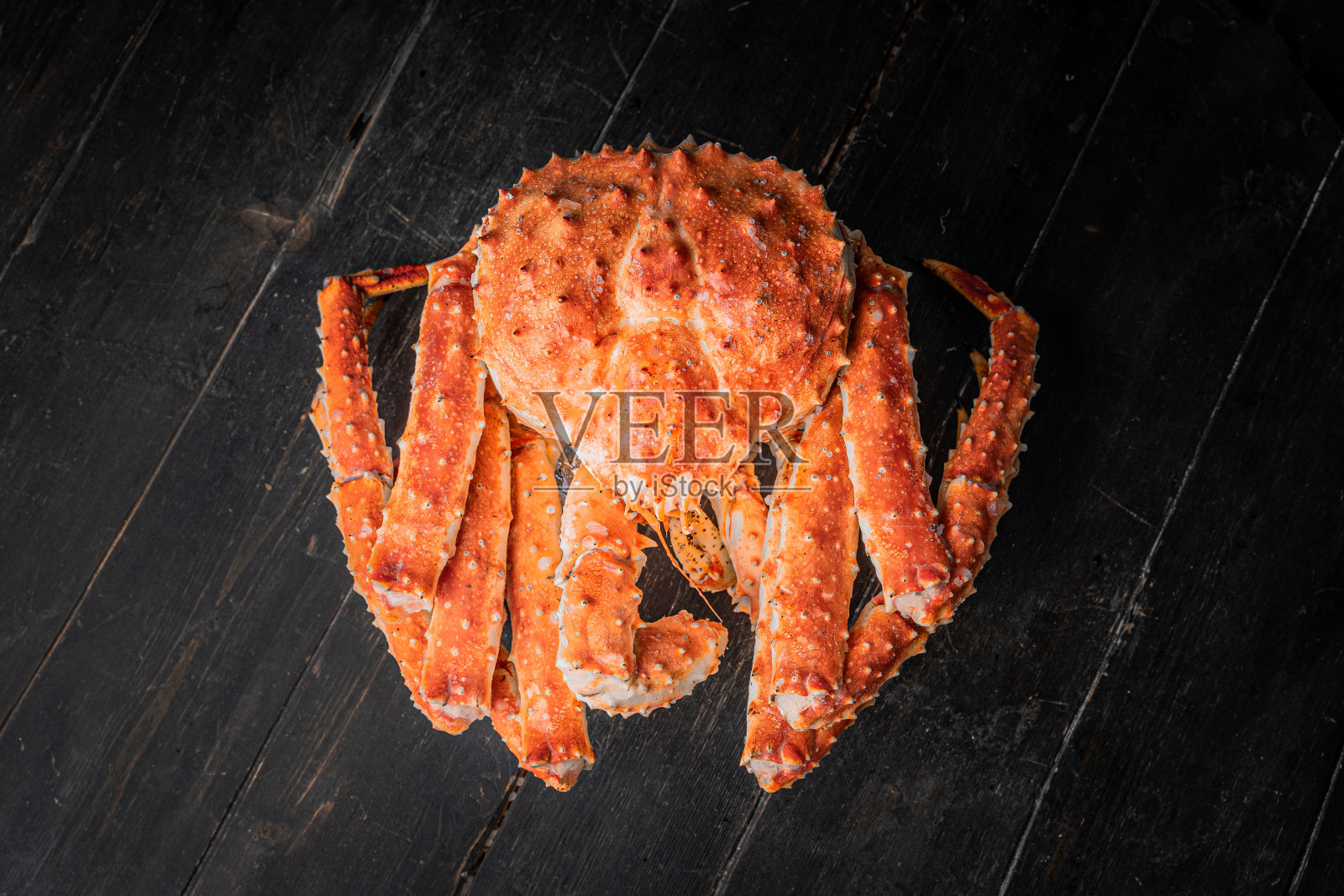 美味的堪察加王蟹放在木板上照片摄影图片