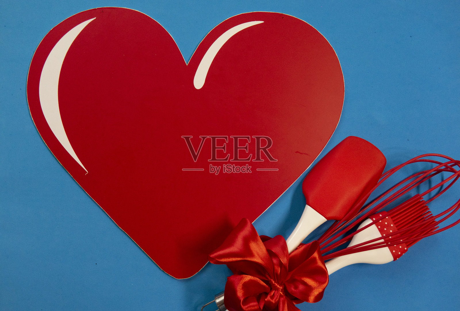 硅胶厨房用具与红心和文字的地方。情人节厨房横幅。照片摄影图片