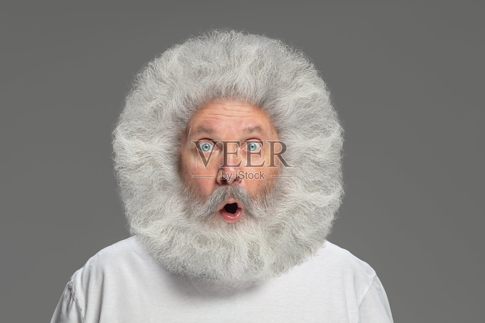 特写肖像的高级头发灰白的人孤立在灰色的背景。照片摄影图片