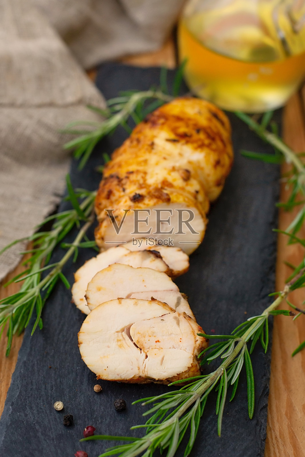 用迷迭香烤制的五香熏鸡肉照片摄影图片