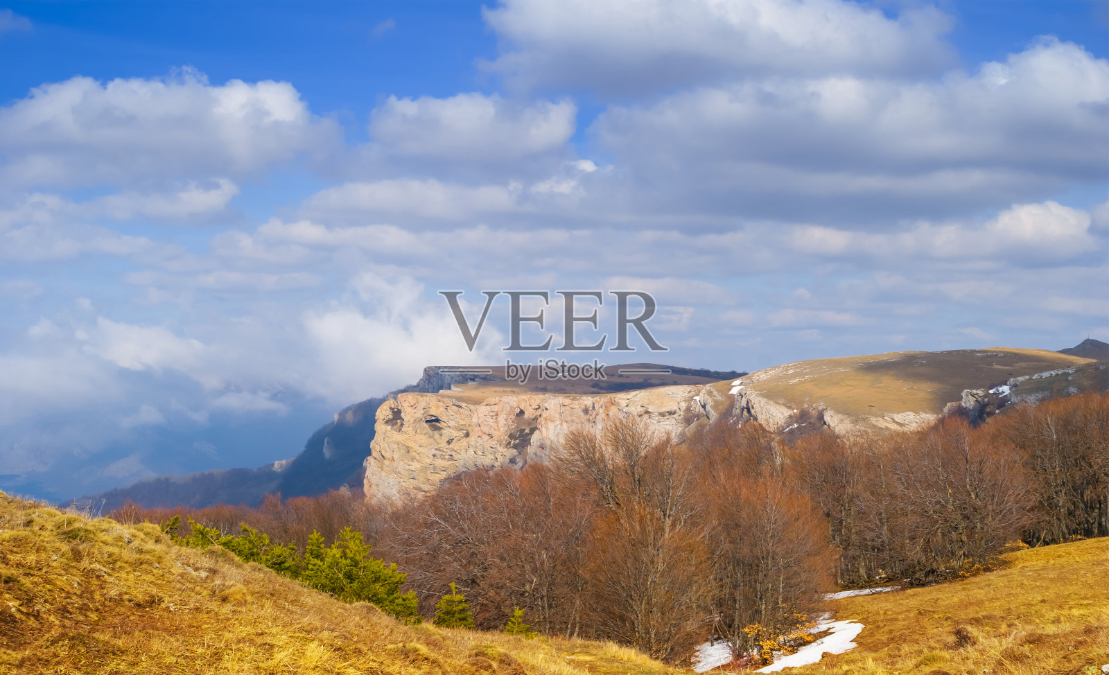 山沟有枯草田，春游景色照片摄影图片