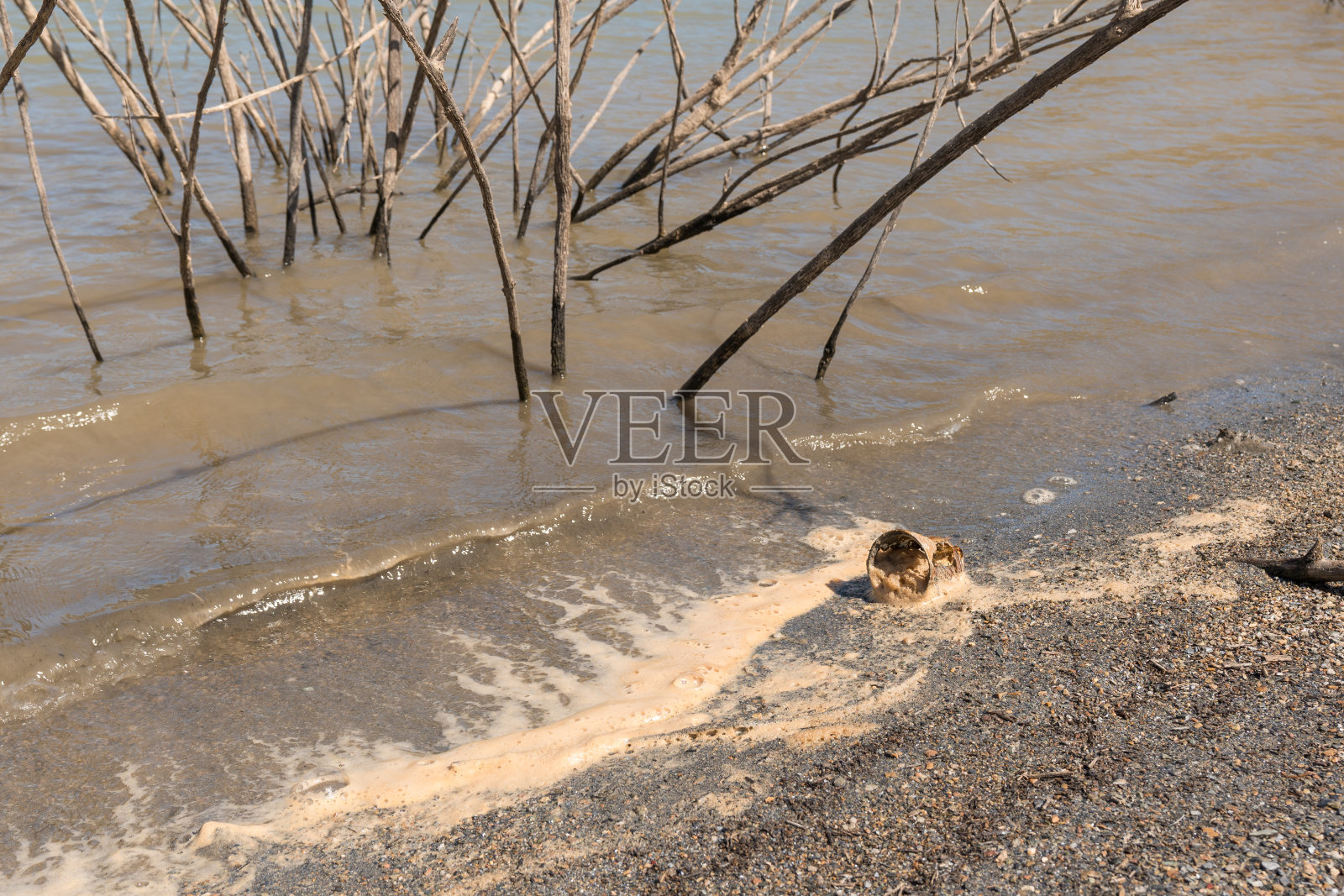 水撞击生锈的罐子照片摄影图片