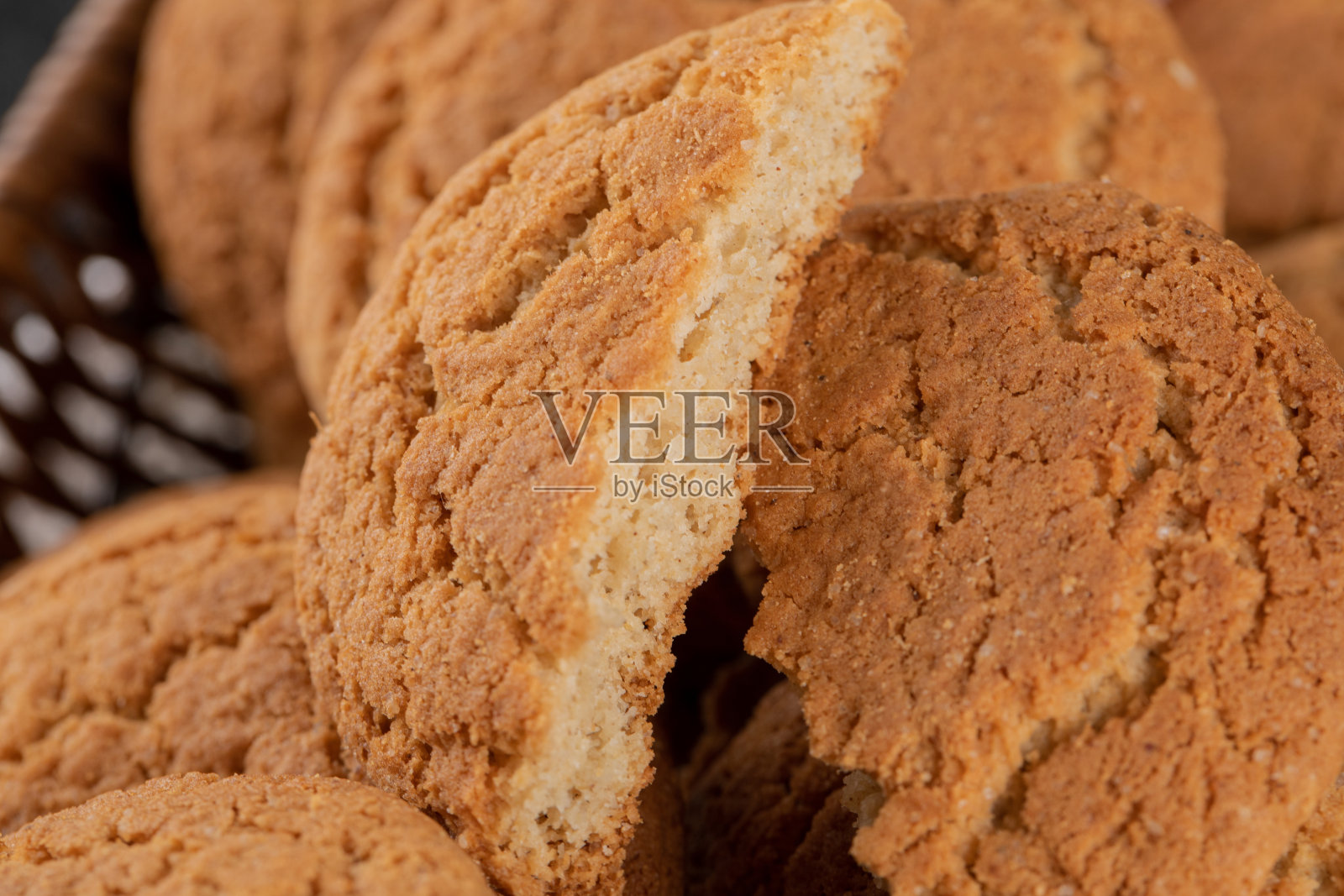 在高汤上剁碎或切碎的燕麦饼干照片摄影图片