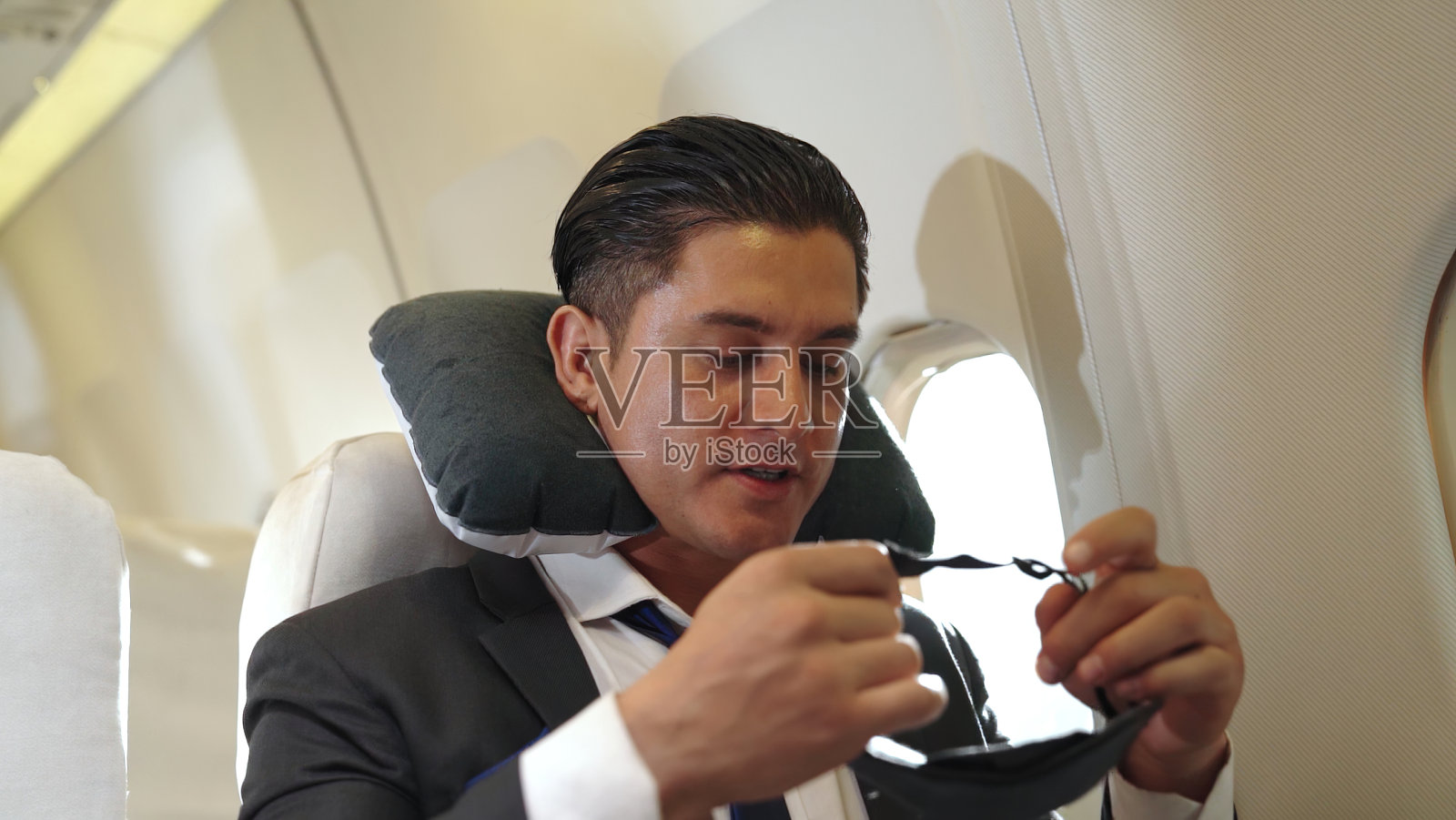 昏昏欲睡的商人乘飞机出差照片摄影图片
