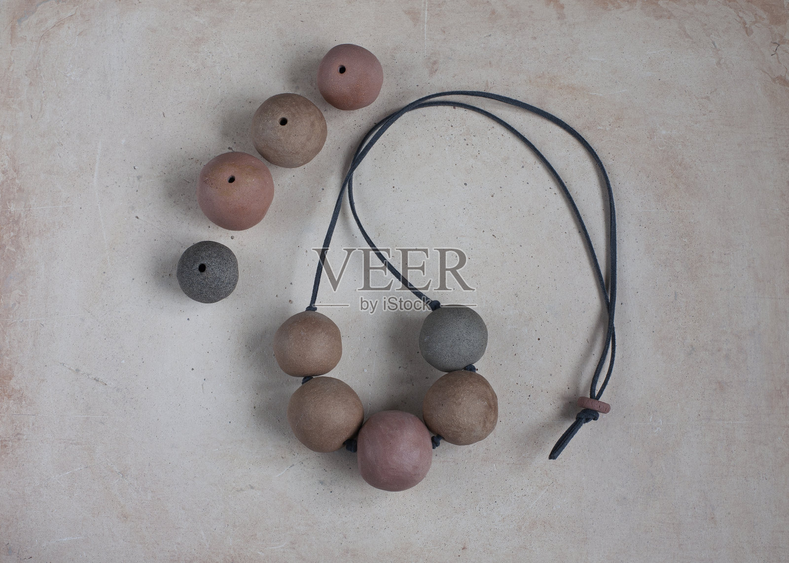 手工制作的粘土珠子和项链照片摄影图片