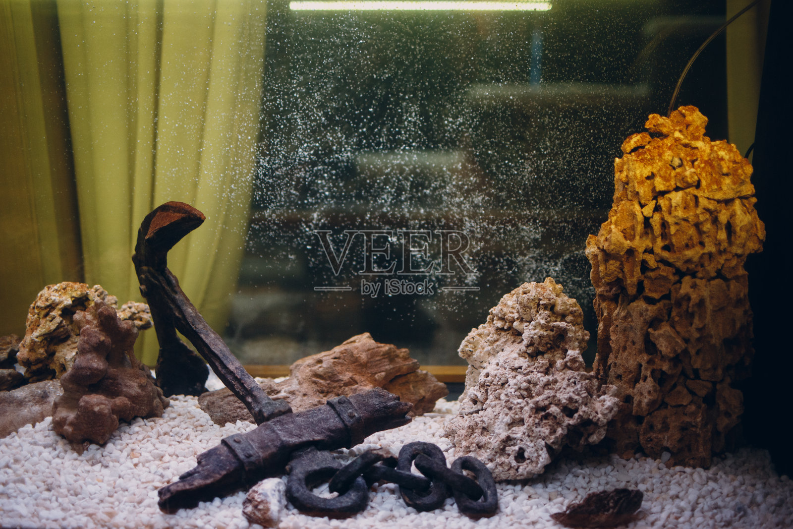 带有气泡的大型空水族馆锚和岩石照片摄影图片