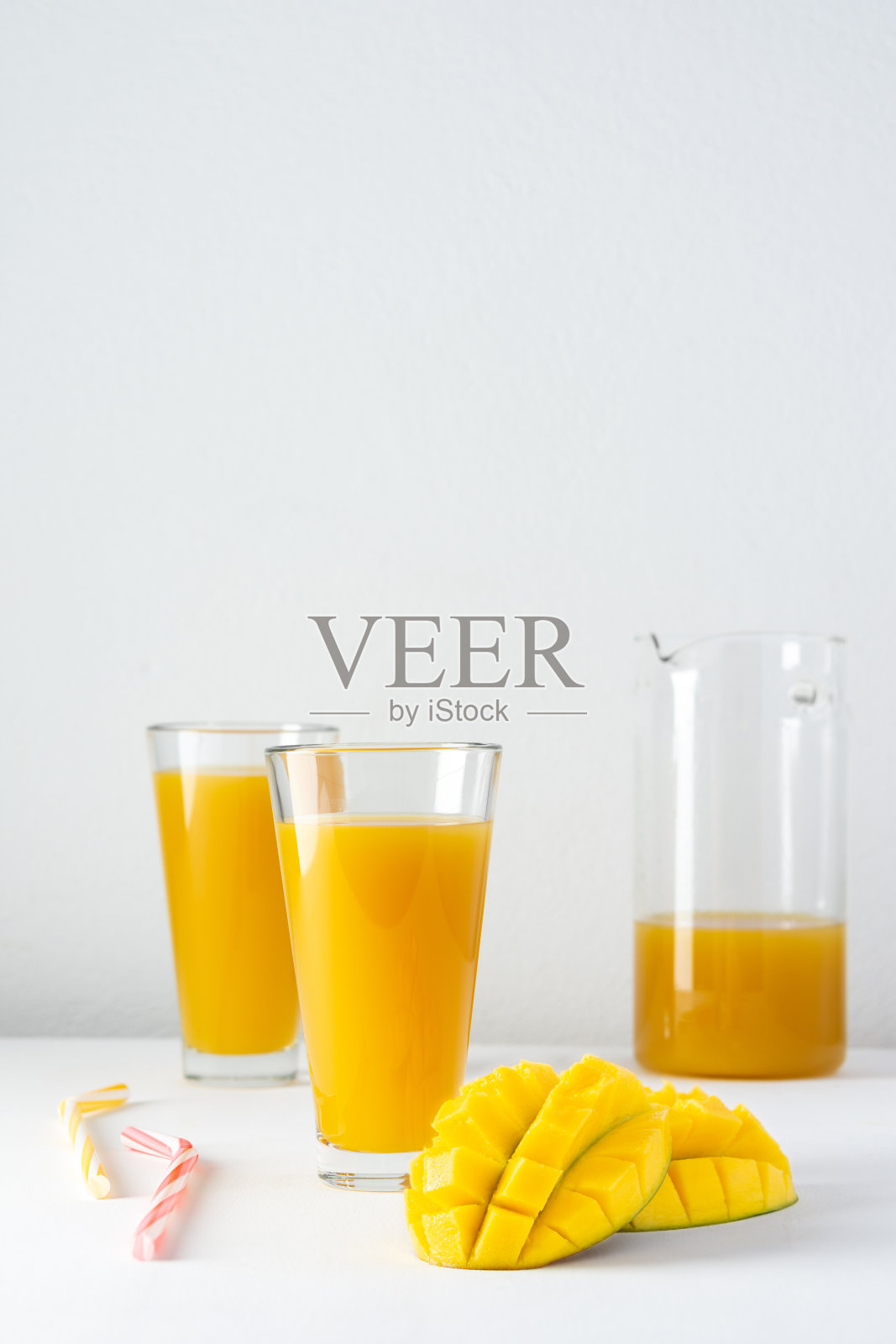 用玻璃杯和玻璃杯盛芒果汁照片摄影图片