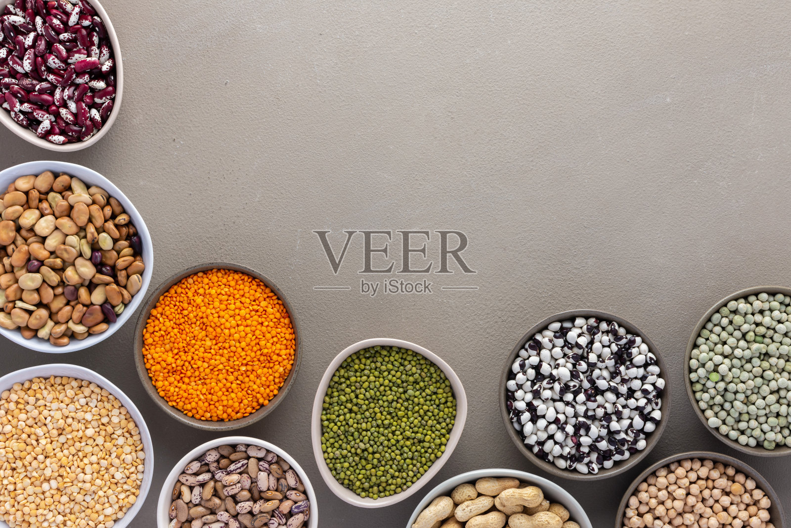 不同种类的豆科植物在碗里照片摄影图片