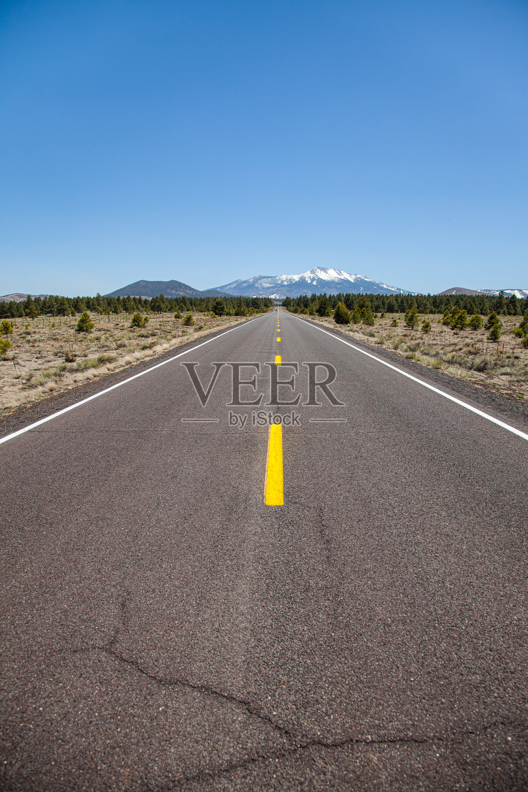 漫长的道路伸向远方，伸向地平线照片摄影图片