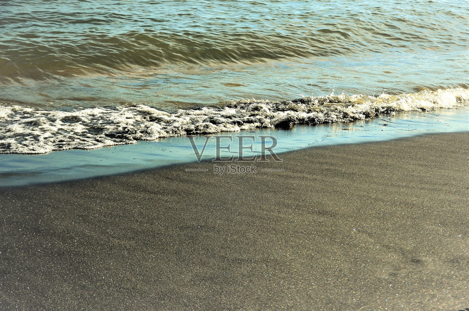 莫科海滩修道院的沙滩上的海浪照片摄影图片