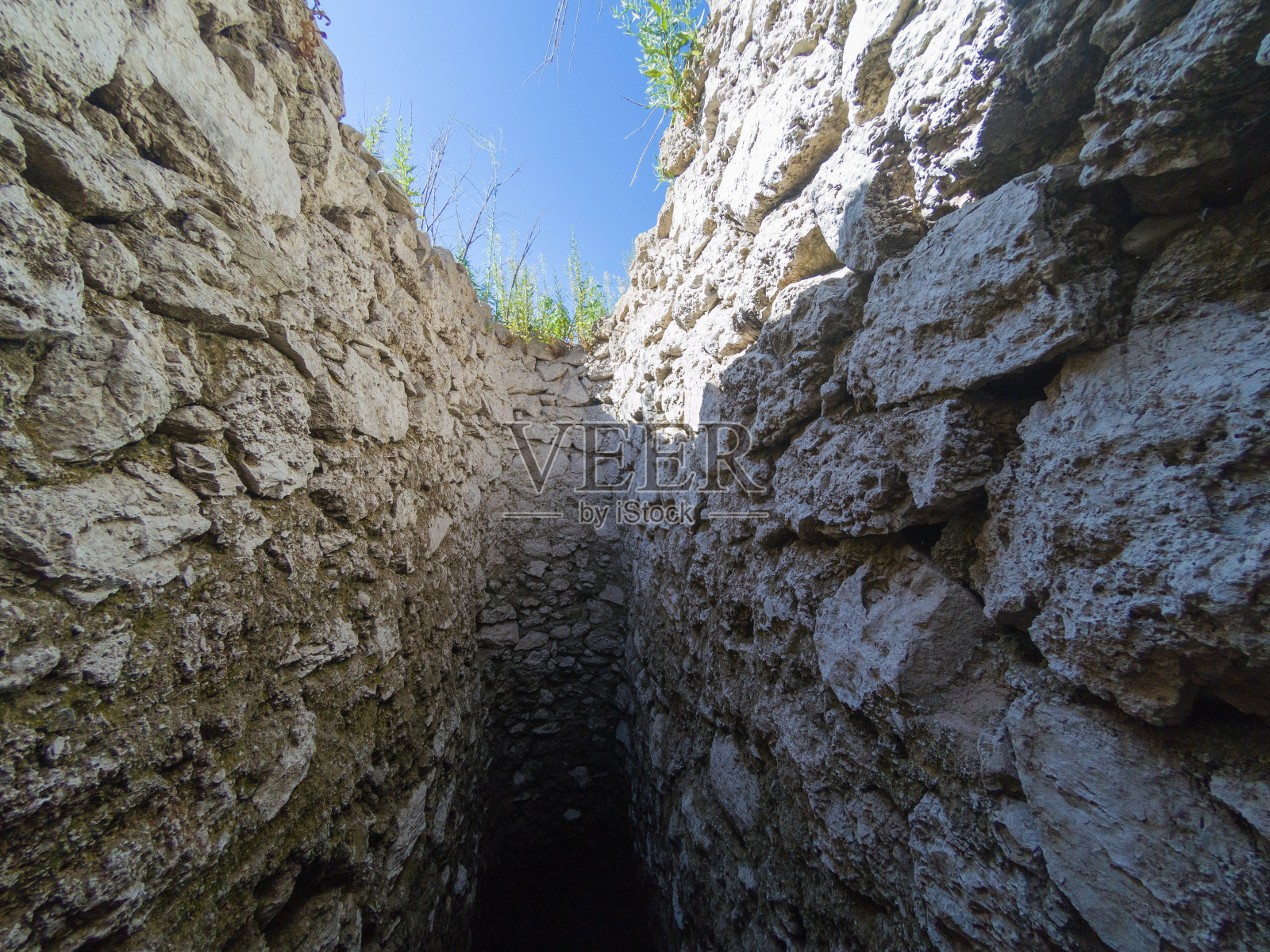 西班牙南部一个水库旁的一口老井的内部照片摄影图片