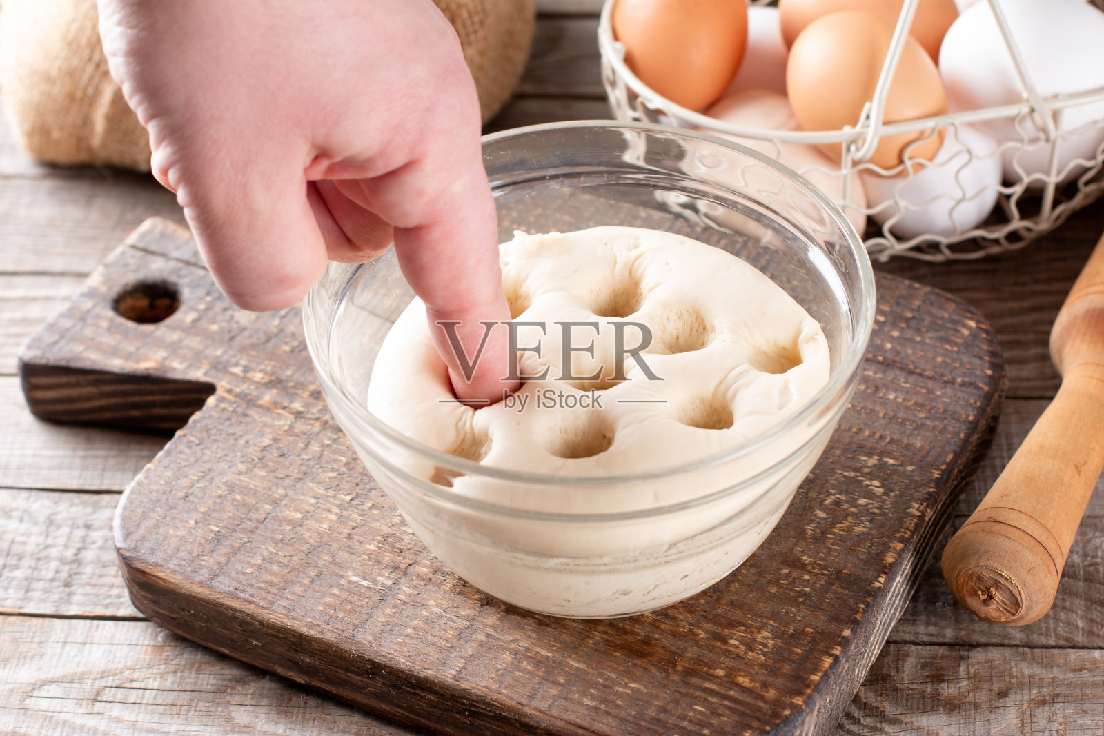 在玻璃碗中放入新鲜的酵母照片摄影图片