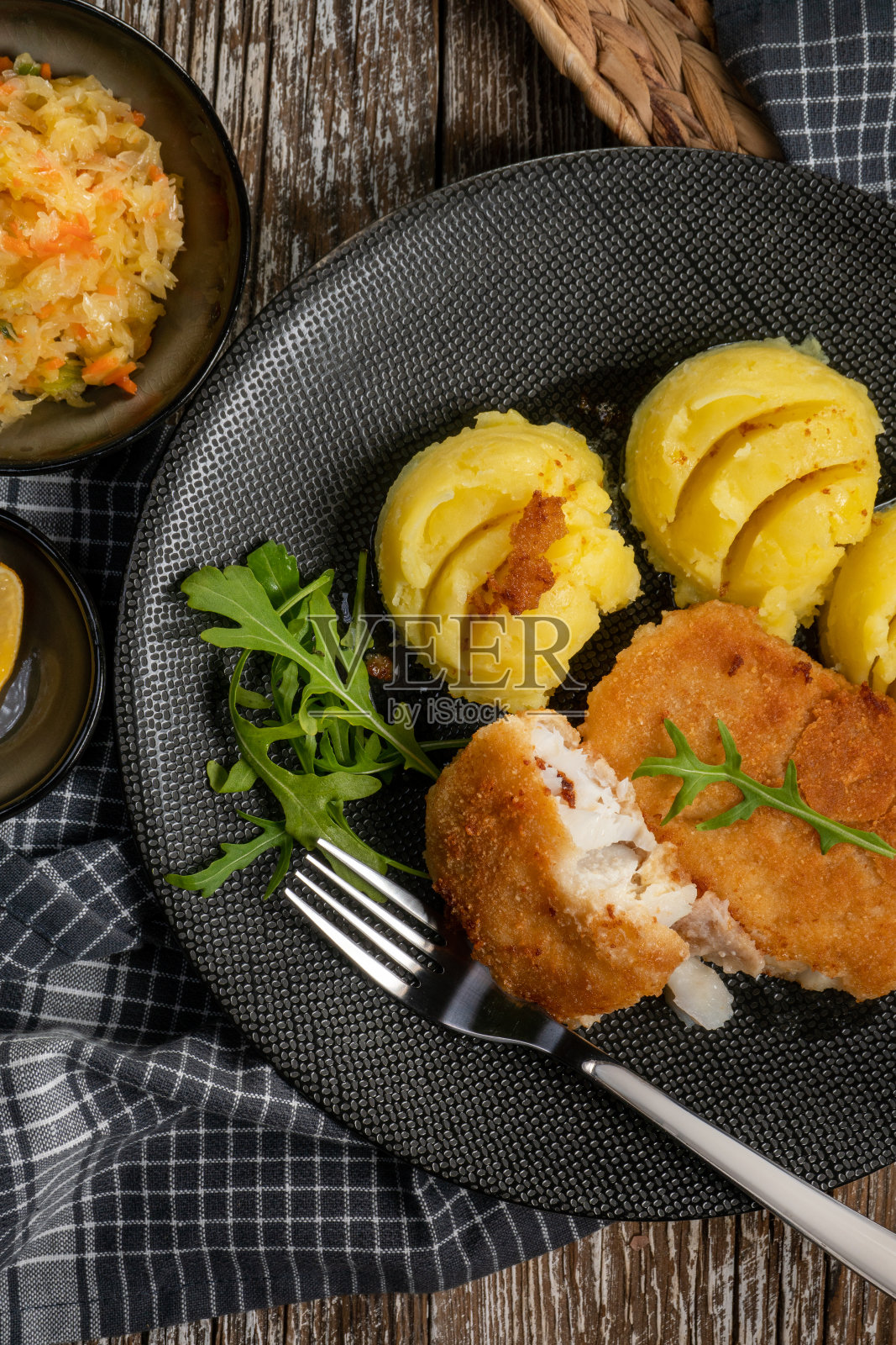 煎鳕鱼片上桌。照片摄影图片