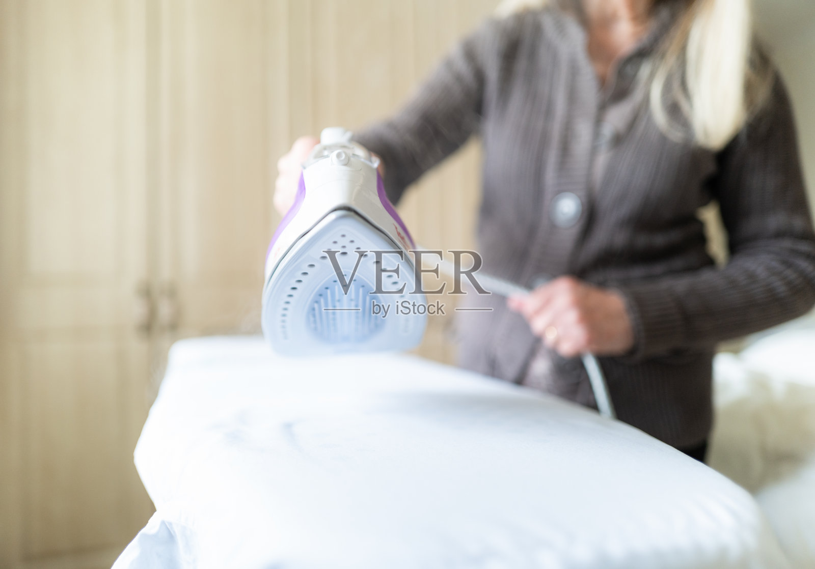 妇女在家里熨衬衫照片摄影图片