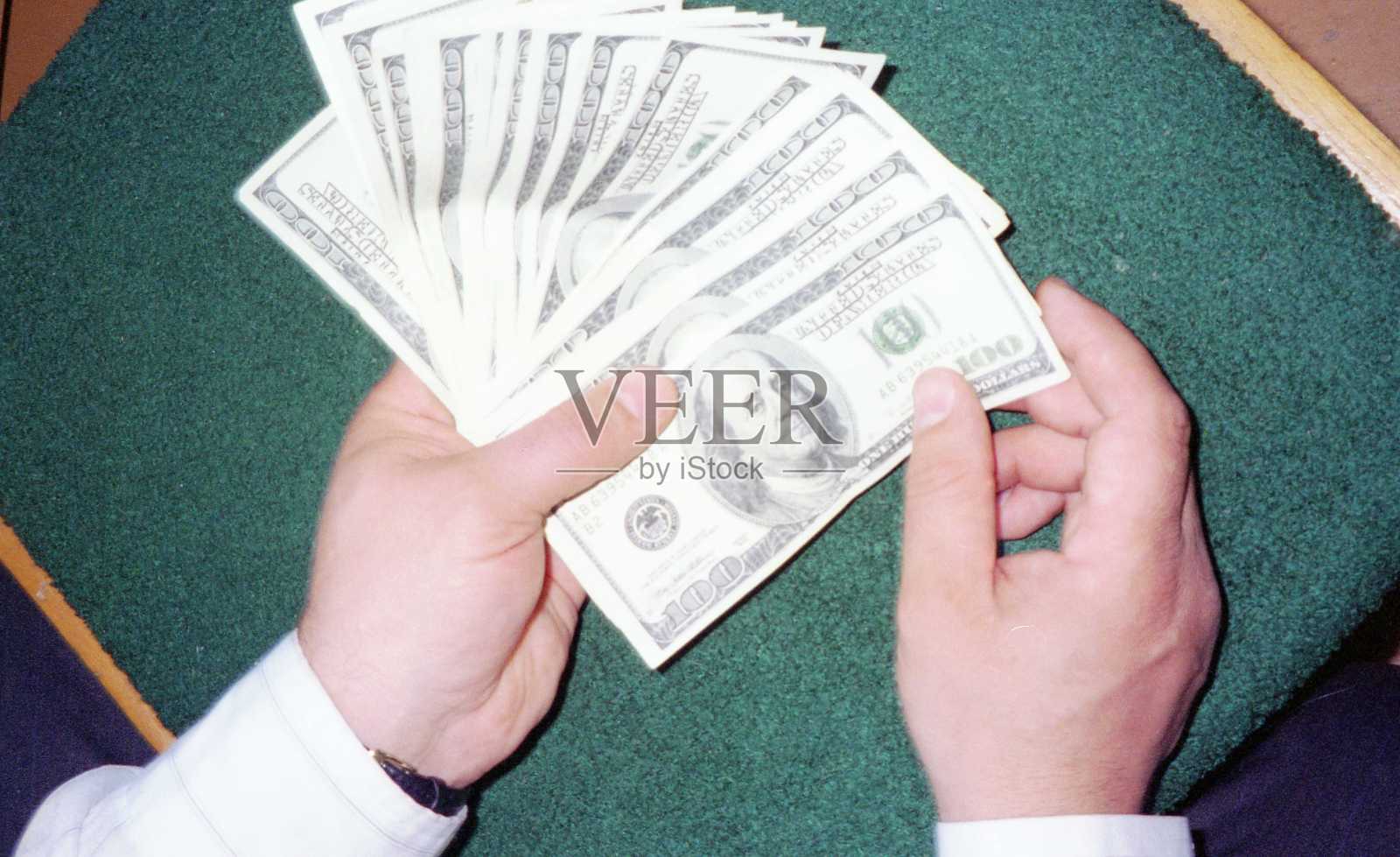 手里拿着美元照片摄影图片