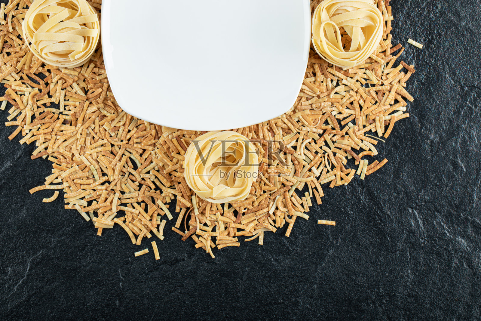 两种意大利面散布在白色的盘子里照片摄影图片