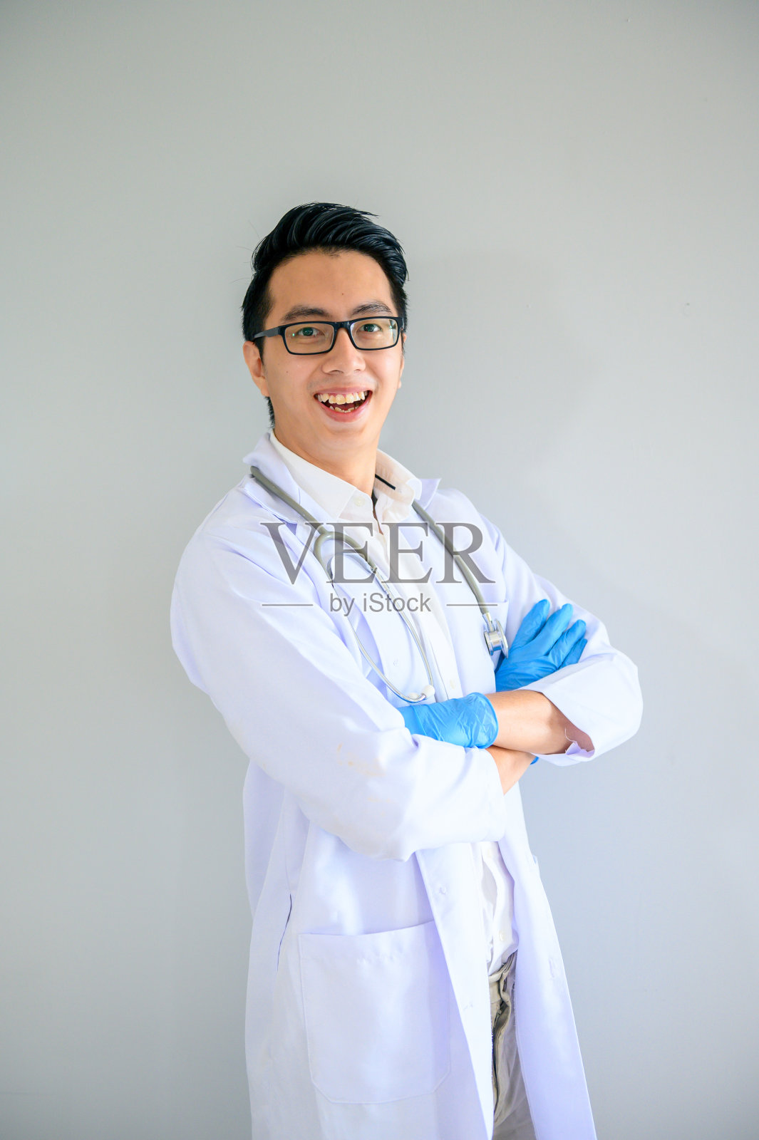 一个年轻的亚洲医生的肖像与外科手套照片摄影图片