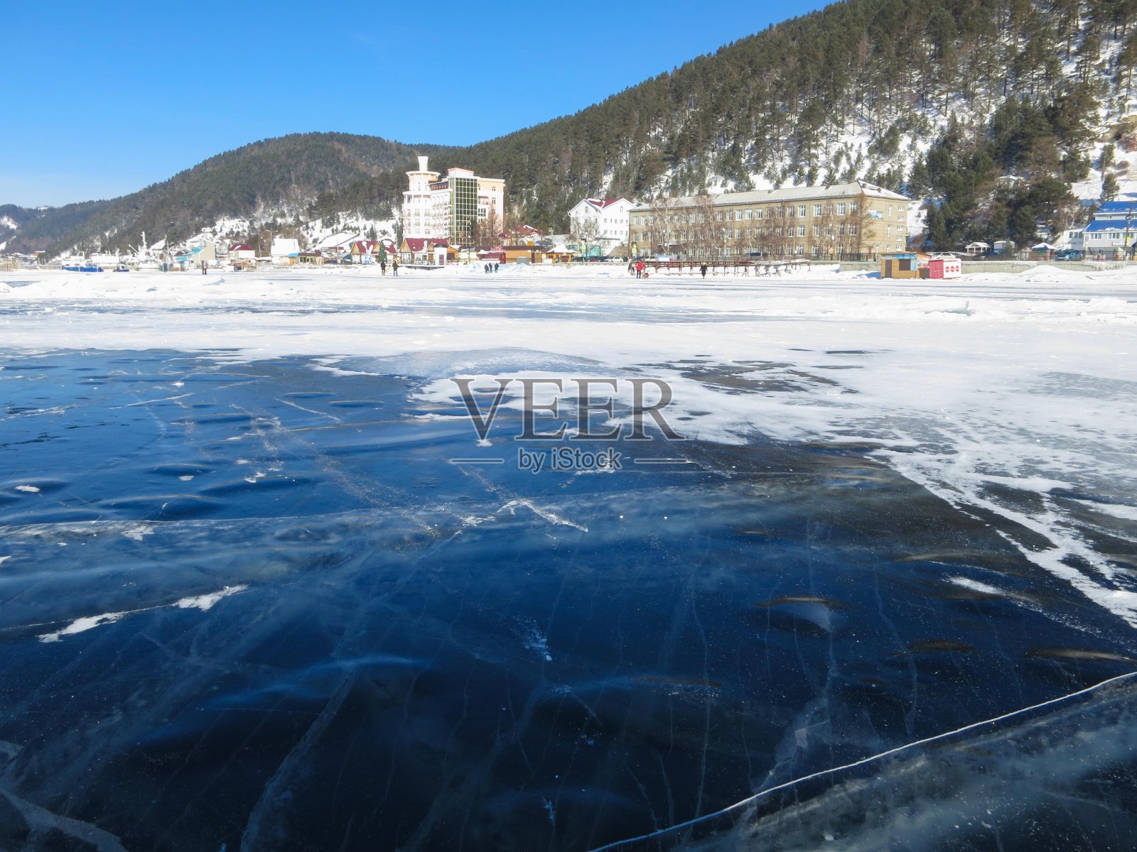 2月贝加尔湖上冬天五彩缤纷的冰照片摄影图片