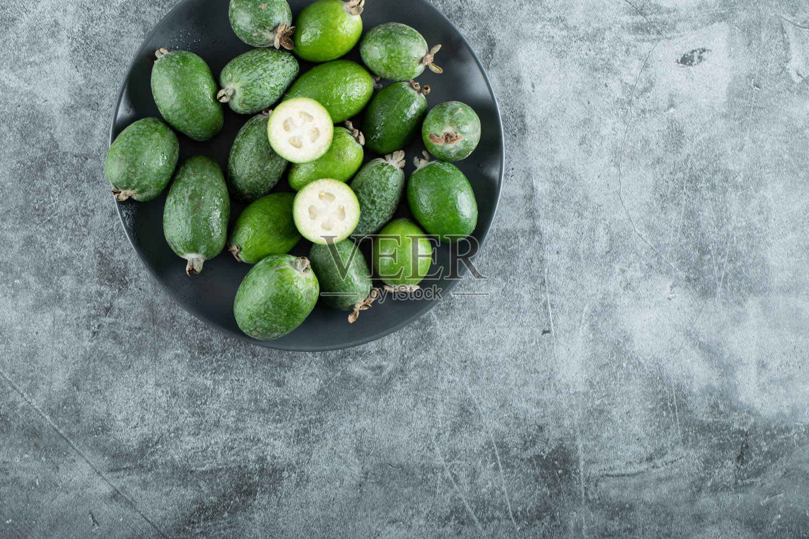 大理石背景上的feijoa水果盘照片摄影图片