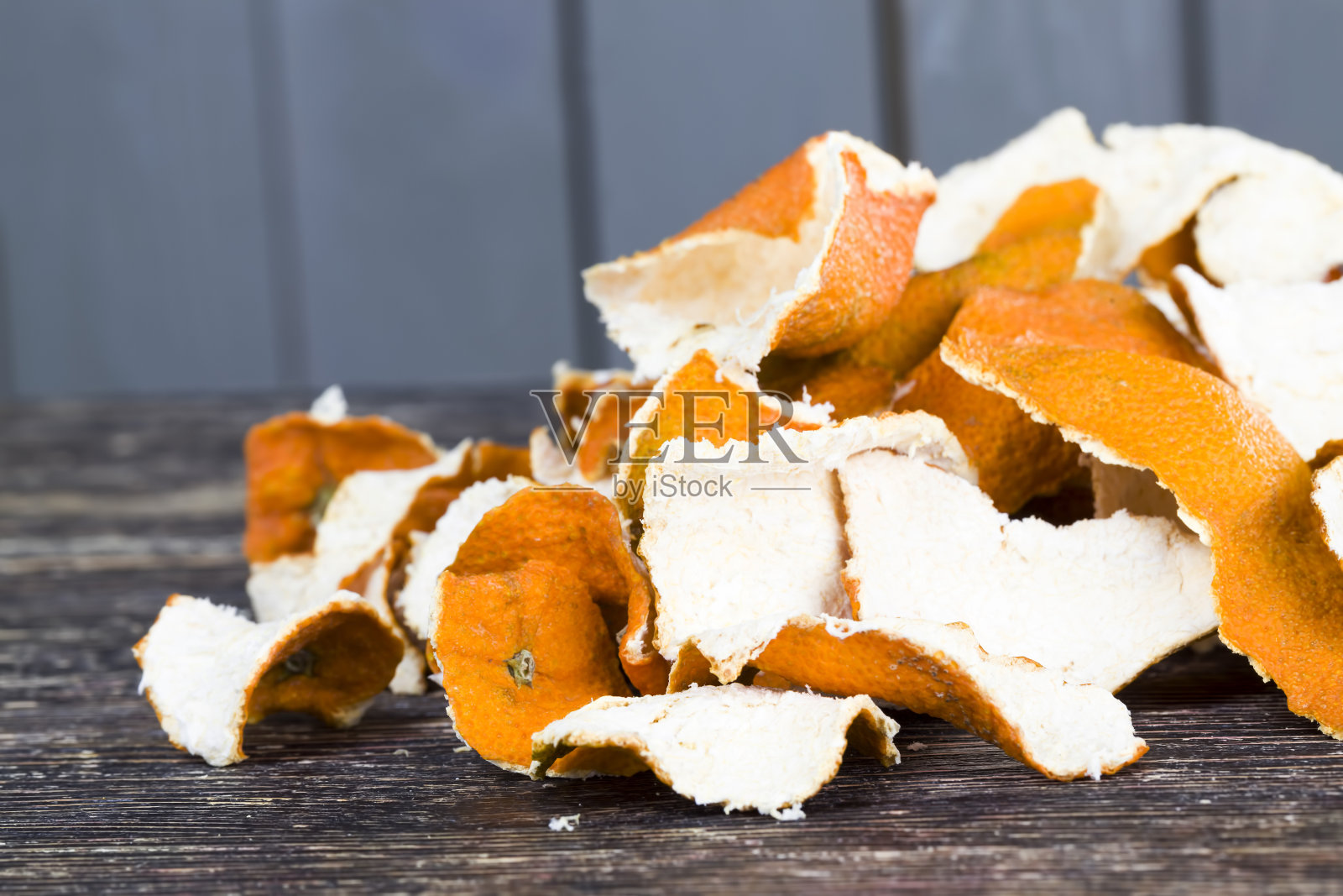 旧木桌上放着柑橘皮照片摄影图片