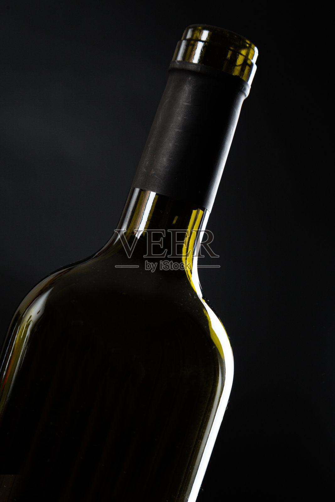 一瓶开着的葡萄酒，背景是深色的光泽。照片摄影图片