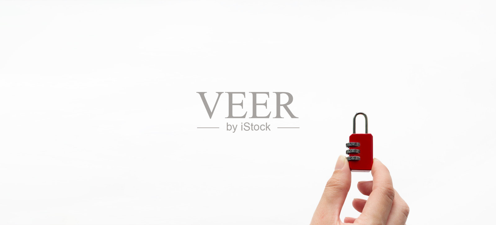 手持白色背景红色金属锁概念密码。安全的概念照片摄影图片